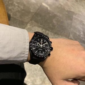 Alternative view of At this year's Baselworld watch fair, Omega unveiled the all-new Speedmaster Dark Side of the Moon ceramic watch. This striking, all-black ceramic timepiece instantly captured everyone's attention, becoming one of the show's most popular models. Official model: 311.92 In-house chronograph movement Dimensions: 44.5mm